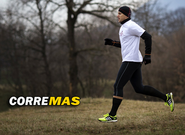 Imagen de la parte trasera de un hombre con ropa deportiva corriendo en  invierno